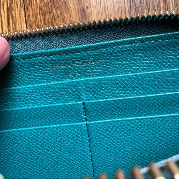🩷LAST CHANCE🩷 Salvatore Ferragamo Teal Bow Zippy Wallet - Picture 5 of 8